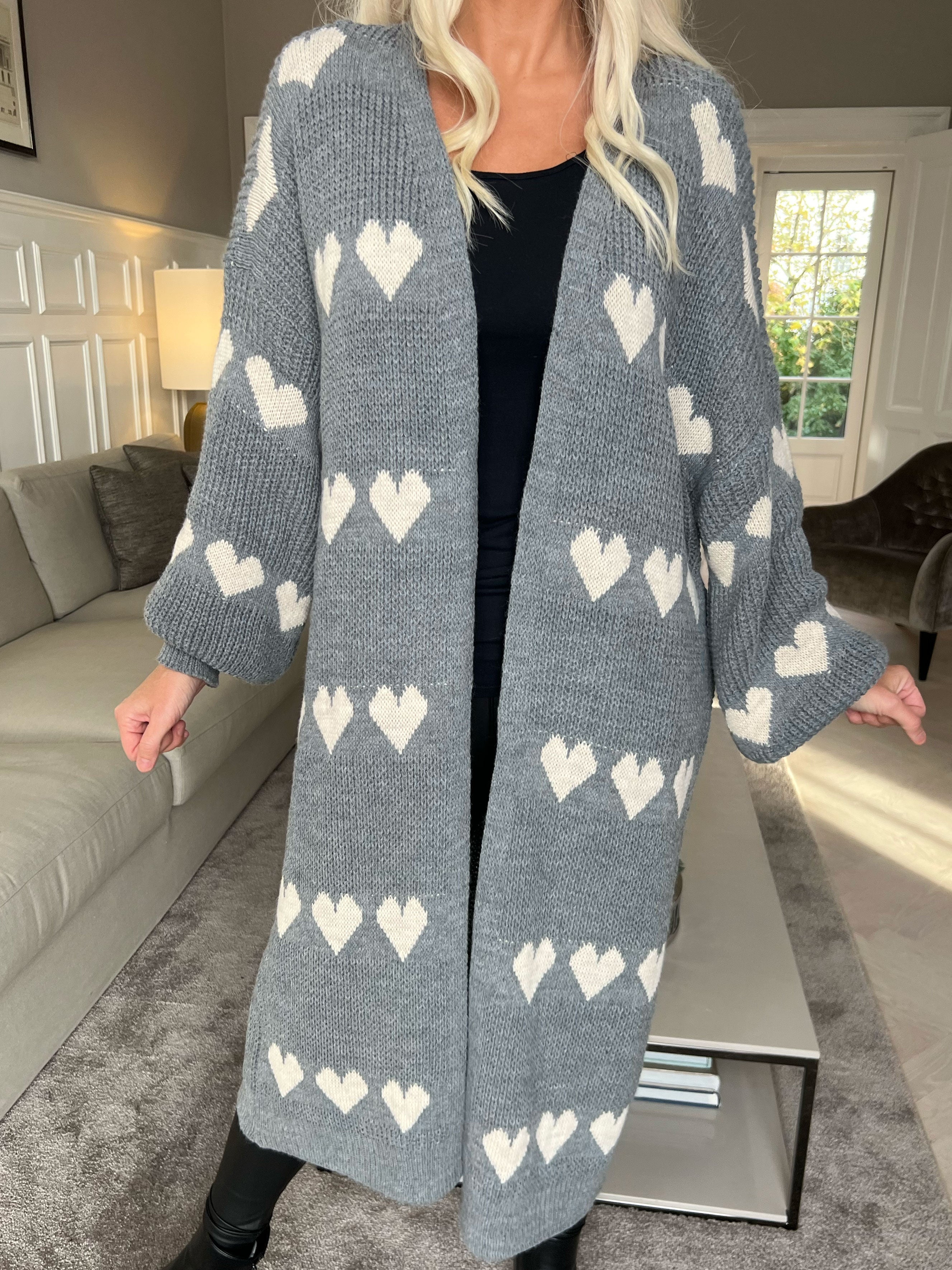 Grace - Lång stickad kofta med hjärtan och ballongärmar